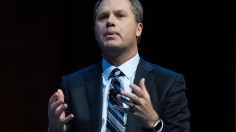 El CEO de Walmart Doug McMillon cree que un cambio de hábito en el consumo podría contribuir a poner fin a la escasez de productos.