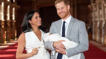 Meghan Markle junto al príncipe Harry y su hijo Archie.