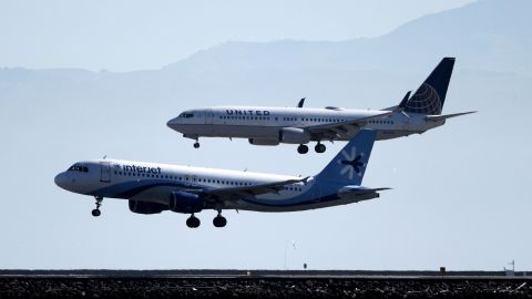 Coronavirus Interjet aerolínea transporte México Estados Unidos viaje turismo asientos protocolos salud desinfección aviones vuelos rutas Semana Santa vacaciones