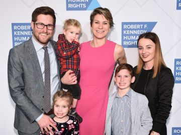 David McKean, Maeve Kennedy Townsend Mckean y su familia durante un acto el 12 de diciembre de 2019.