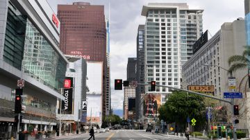 Un vista del del Downtown de Los Ángeles desolado por el coronavirus.