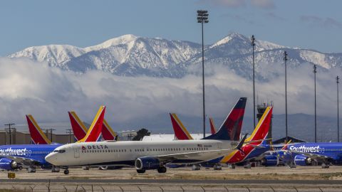 Según la IATA existen 8,500 aviones detenidos producto de las restricciones del COVID-19.