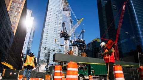 Los trabajadores de la construcción se exponen a accidentes graves y al contagio de coronavirus.