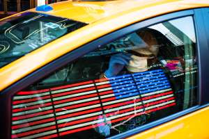 Balas perdidas dieron la “bienvenida” a una turista dentro de un taxi en Nueva York