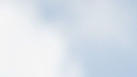 La modista Flor Hernández vende mascarillas en una calle de Los Ángeles, California después de perder su trabajo.