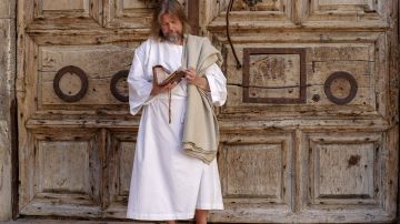 Un peregrino reza frente a la puerta cerrada del Santo Sepulcro.