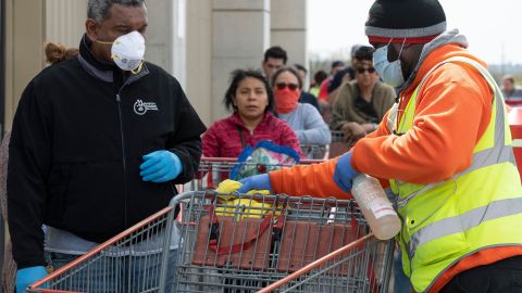 Con las nuevas reglas una gran cantidad de clientes están haciendo largas colas para entrar a las sucursales.