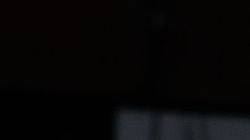 La luna llena junto un antiguo alto horno en Dortmund, Alemania, el 7 de abril de 2020.