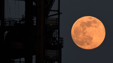La luna llena junto un antiguo alto horno en Dortmund, Alemania, el 7 de abril de 2020.