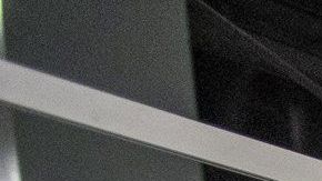 El alcalde de Miami Beach, Dan Gelber, paseó por las instalaciones del Centro de Convenciones donde están montando el hospital de campaña.