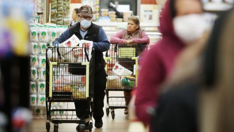 Fue a finales de marzo que las cadenas de supermercados permitieron a sus empleados usar lentes, guantes y mascarillas.