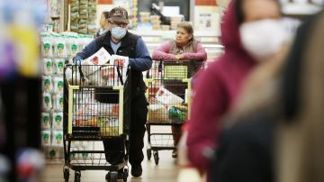 Fue a finales de marzo que las cadenas de supermercados permitieron a sus empleados usar lentes, guantes y mascarillas.