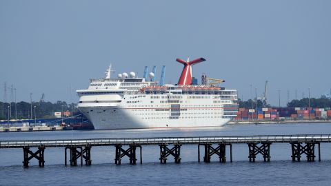 Docenas de cruceros están alineados en Port Miami y Port Everglades o esperan en alta mar debido a la pandemia de coronavirus.