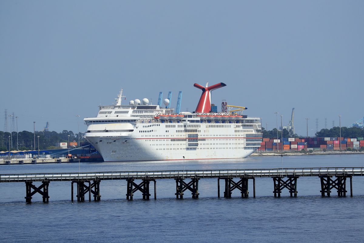 Docenas de cruceros están alineados en Port Miami y Port Everglades o esperan en alta mar debido a la pandemia de coronavirus.