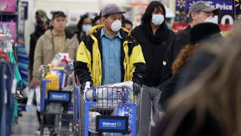 Las tiendas no permitirán más de cinco clientes por cada 1,000 pies cuadrados.