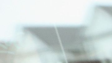 Se han colocado marcadores de distanciamiento social en los mostradores y están sanitizando los carritos de mandado.