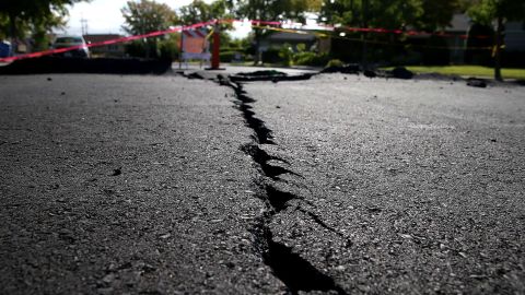 Daños causado por un sismo en una carretera. Foto de archivo.