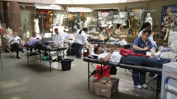 Donantes durante una campaña de donación de sangre en Los Ángeles.