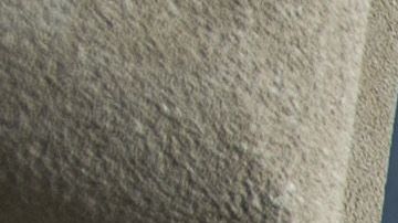 Un hombre entra al edificio del Servicio de Rentas Internas en Washington, DC.