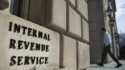 Un hombre entra al edificio del Servicio de Rentas Internas en Washington, DC.