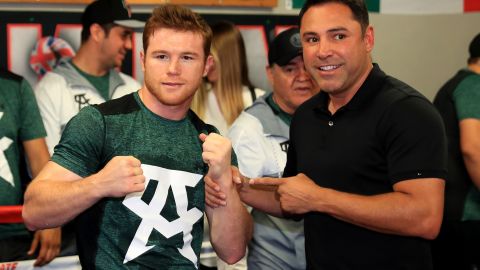 Aunque Saúl Álvarez tendrá que pagar mucho dinero, su contrato con Golden Boy Promotions de Óscar de la Hoya sigue vigente.