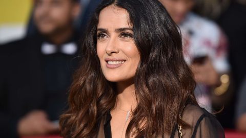 Salma Hayek recibe premio por su trayectoria en Cannes.