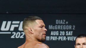 Dana White, presidente del UFC, separa a Díaz (izq.) y McGregor en el pesaje previo al UFC 202.