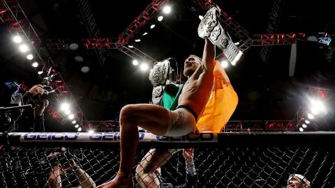 McGregor se convirtió en el primer campeón simultáneo de UFC al ganar el cetro ligero, cuando era monarca pluma.