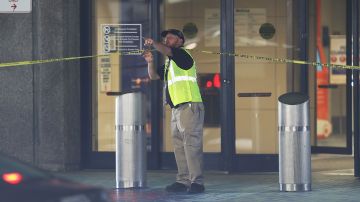Un hombre frente a un cordón policial del aeropuerto de Fort Lauderdale.