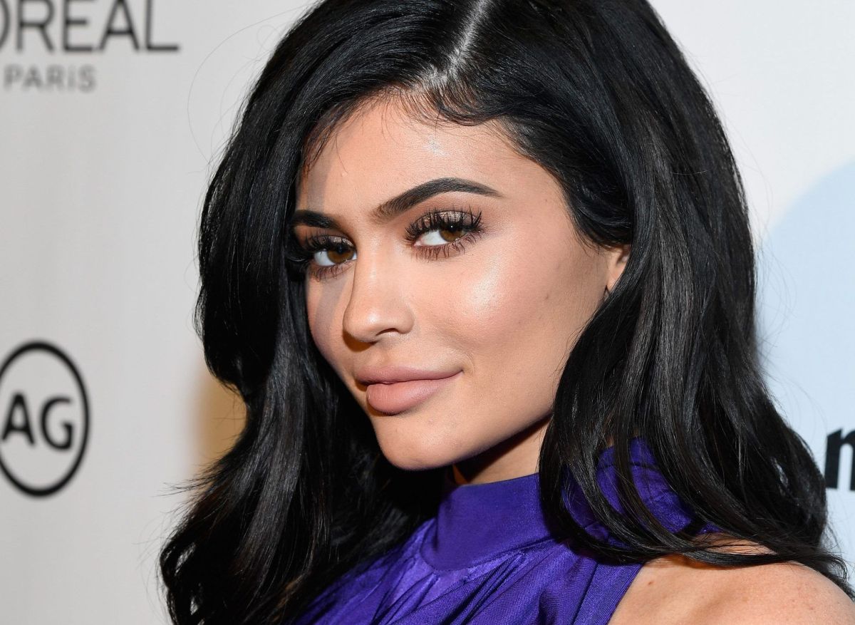 Kylie Jenner promotes her new cosmetics collection without clothes and covered in “blood”