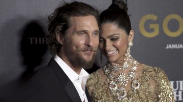 Matthew McConaughey junto a su esposa Camila Alves.