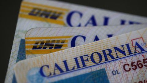 Una licencia de conducir de California.