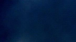 De fondo, Lars Ulrich en una presentación con Metallica.