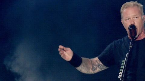 De fondo, Lars Ulrich en una presentación con Metallica.