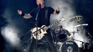 De fondo, Lars Ulrich en una presentación con Metallica.