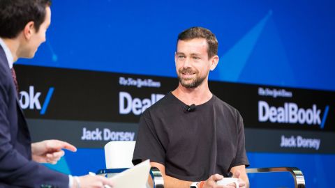 Jack Dorsey, cofundador de Twitter, donó el 28% de su fortuna al servicio de un fondo contra el COVID-19.