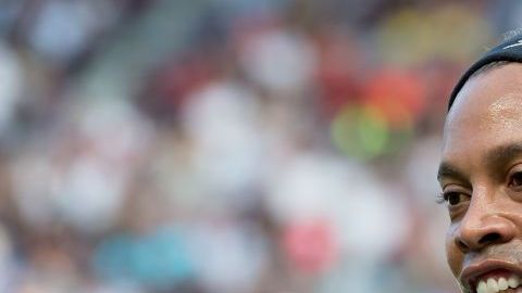 Ronaldinho pasa por un momento complicado... hasta en la cancha.