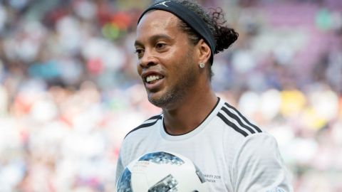 Ronaldinho pasa por un momento complicado... hasta en la cancha.