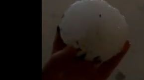 El enorme granizo en la mano de una residente de Del Rio.