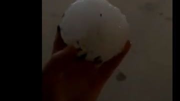 El enorme granizo en la mano de una residente de Del Rio.