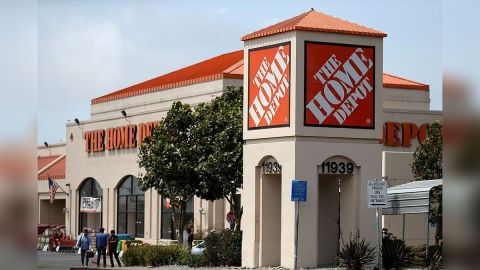 Home Depot y otras tiendas cumplen las reglas de distanciamiento social por COVID-19