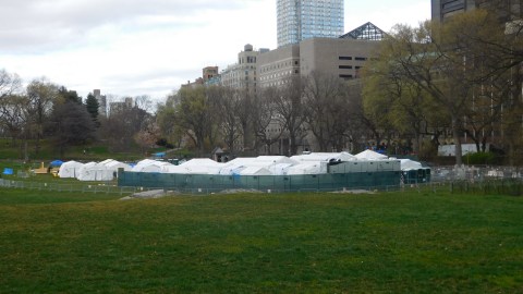 Las autoridades ya utilizan parques en la lucha contra coronavirus, como Central Park, donde se instaló un hospital temporal.