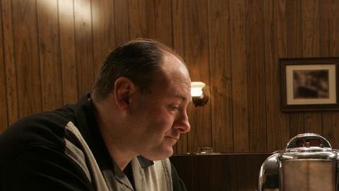 En la escena final de "The Sopranos", James Gandolfini (izquierda) como Tony Soprano junto a Eddie Falco (su esposa Carmela) y Robert Iler (su hijo Anthony Soprano Jr).