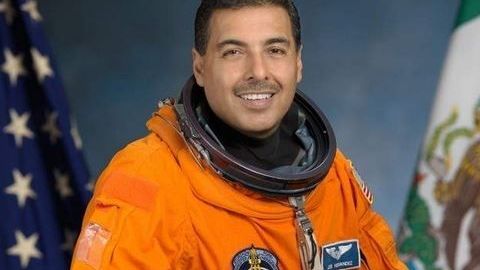 El astronauta José Hernández te da algunos consejos para lidiar con el confinamiento en el hogar. (Cortesía NASA).