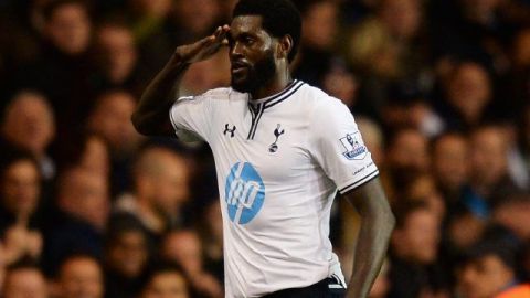 Adebayor saluda al público tras anotar para 'Spurs'.