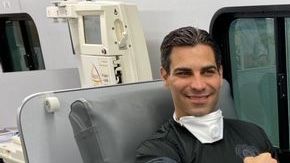 El alcalde de la ciudad de Miami, Francis Suárez, durante su donación.