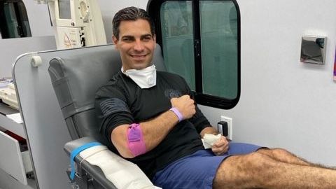 El alcalde de la ciudad de Miami, Francis Suárez, durante su donación.