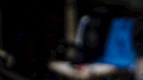 Un equipo médico totalmente protegido traslada a un paciente de coronavirus.