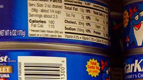 Evita dejar las latas de atún en el piso ni en áreas húmedas como debajo del fregadero.