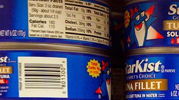 Evita dejar las latas de atún en el piso ni en áreas húmedas como debajo del fregadero.